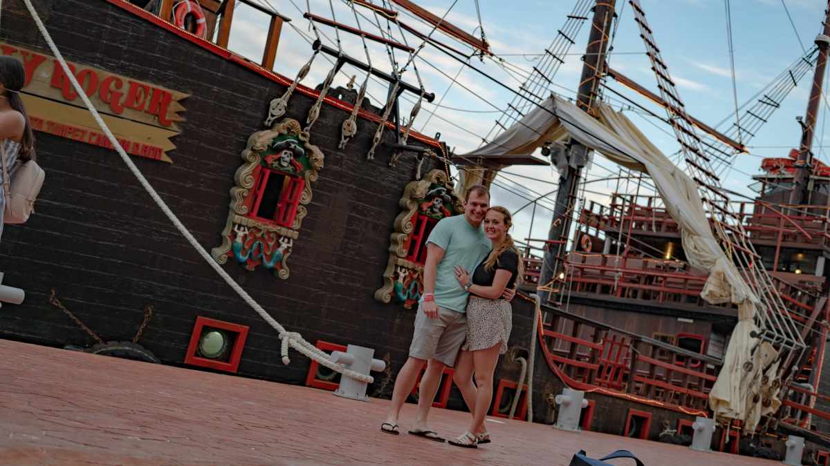 Una pareja disrutando el show del barco pirata Jolly Roger en Cancún