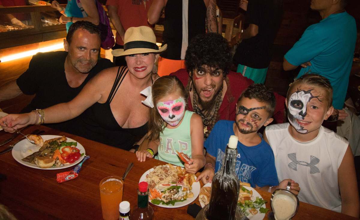 People dinning at Jolly Roger Pirate Ship Cancun