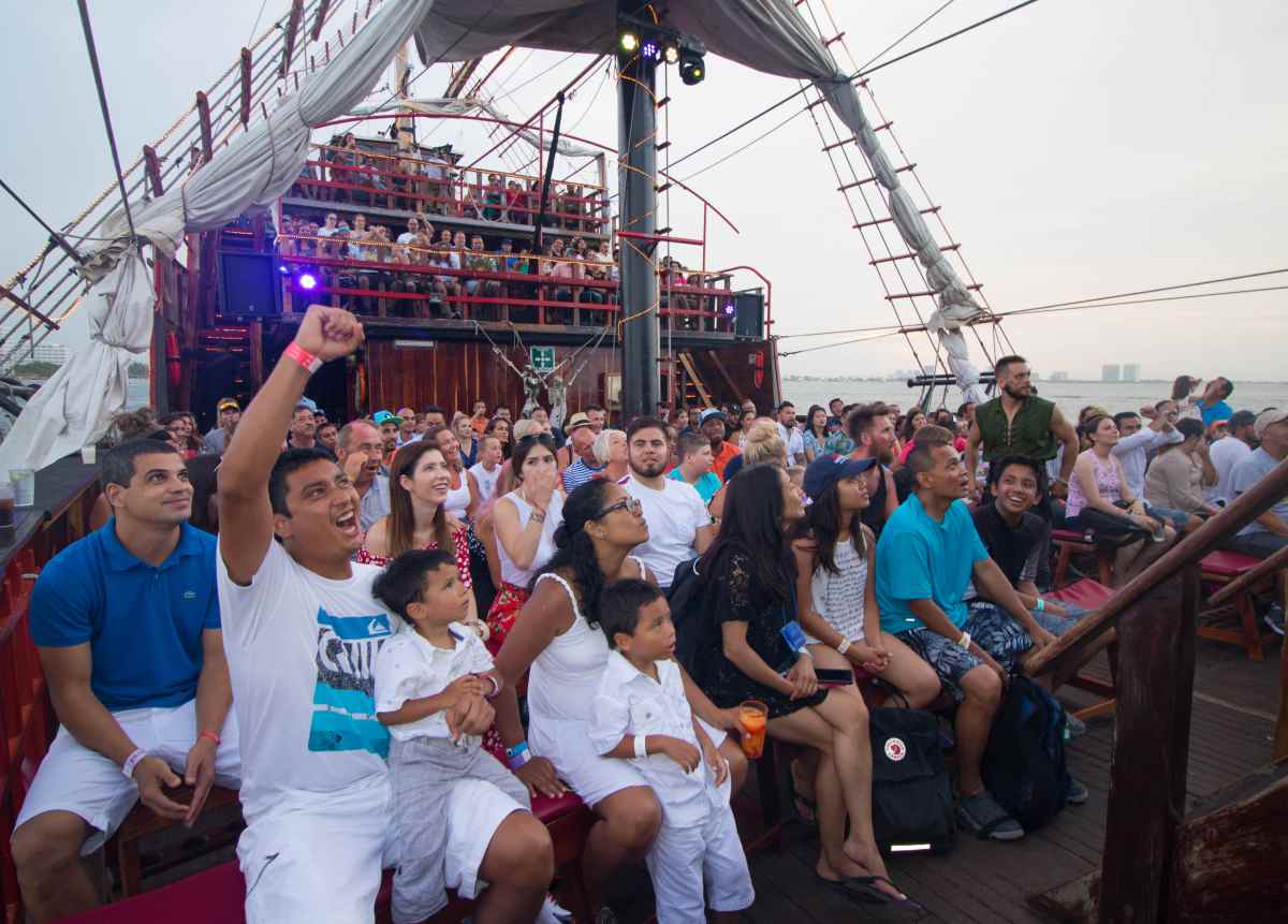 Personas a bordo del Barco Pirata Jolly Roger en Cancún