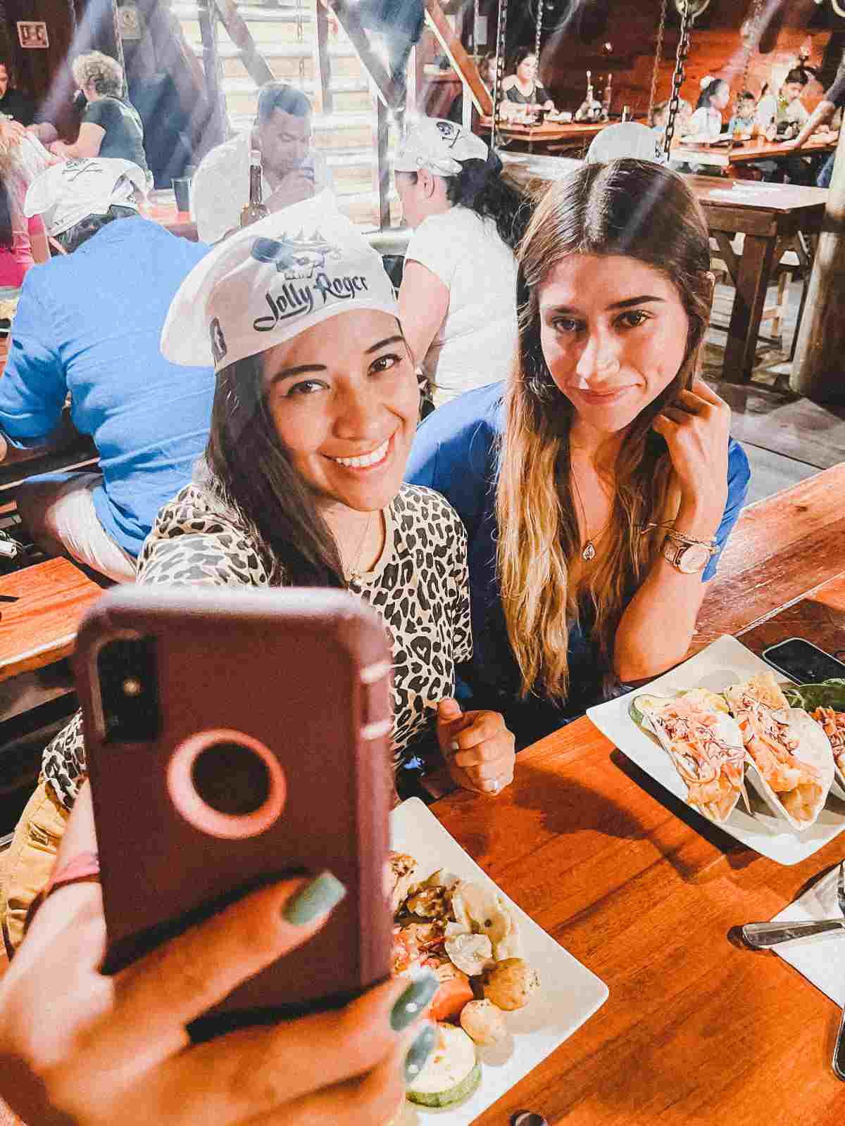 Dos mujeres tomándose una selfie a bordo del Barco Pirata Jolly Roger